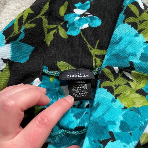 💗HP💗 Floral Stretch mini skirt - Picture 3 of 3